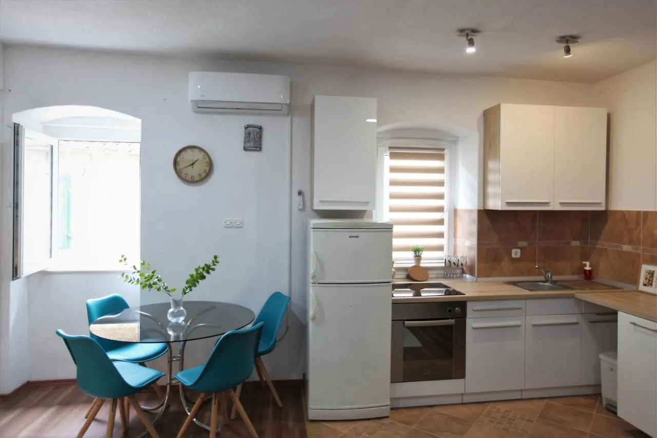Apartment In A Stone Building By The Adriatic Sea Kaštela Croacia