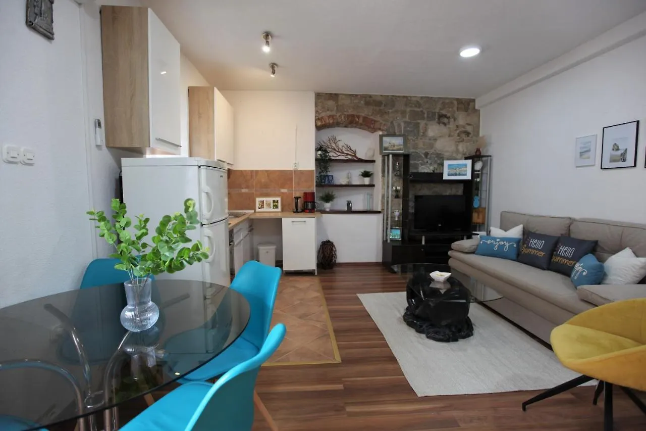 Apartment In A Stone Building By The Adriatic Sea Kaštela