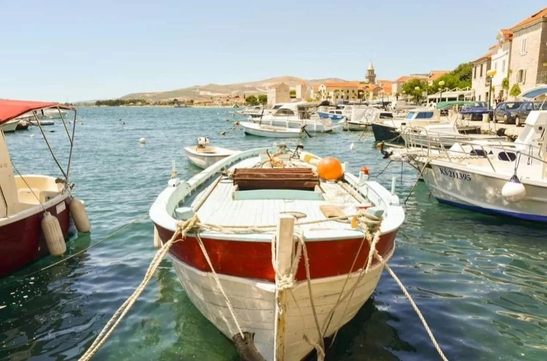 Apartment In A Stone Building By The Adriatic Sea Kaštela Croacia